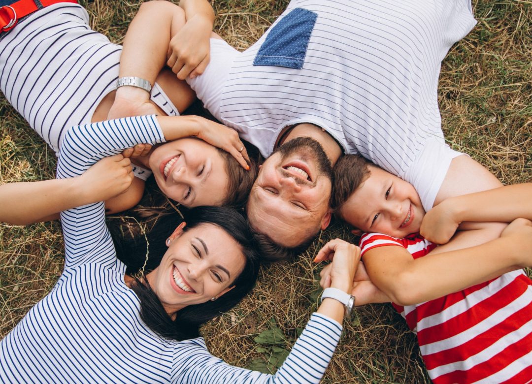 padres-sus-hijos-caminando-bosque